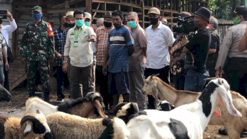 Jelang hari raya Iduladha 2020, Menteri Pertanian (Mentan) Syahrul Yasin Limpo mengunjungi unit pengolahan pakan dan kandang pembiakan, serta penggemukan sapi di Desa Neglasari, Kecamatan Purwadadi, Kabupaten Subang, Minggu (12/7/2020).