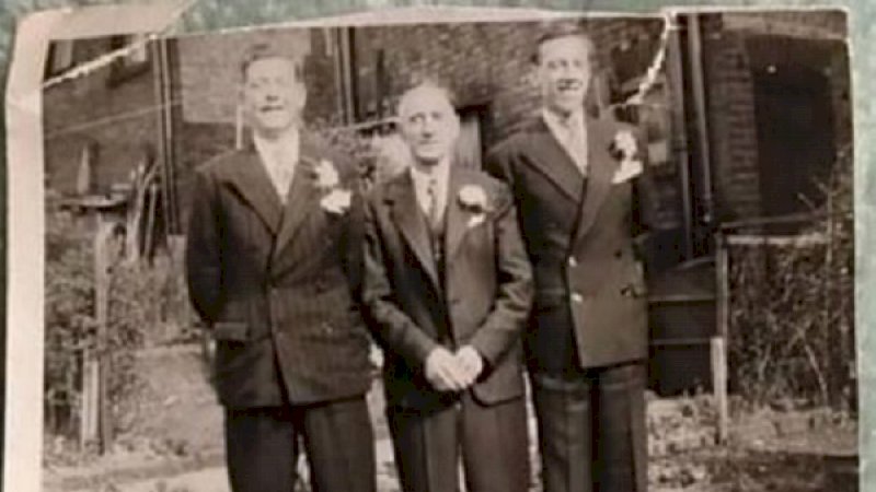 Foto Sid Fletcher (kiri), Kakek-William Tompkins (tengah), dan Reg Fletcher yang sedang merayakan pernikahan. (Foto: Gillian Keenan)