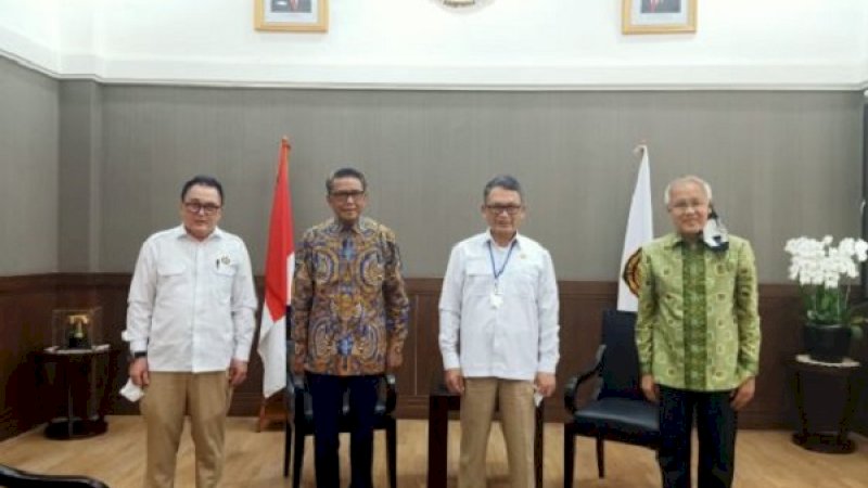 Gubernur Sulsel, Nurdin Abdullah, mendampingi Komisaris Utama PT Huadi Nickel Alloy, Amir Jao, menghadap Menteri ESDM Arifin Tasrif di Kantor Menteri ESDM, Jakarta, Senin (13/7/2020).