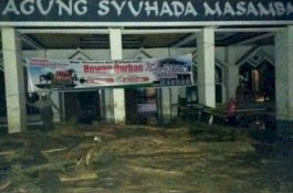 Masamba Diterjang Banjir, Mobil Terendam Lumpur di Depan Masjid Agung Syuhada