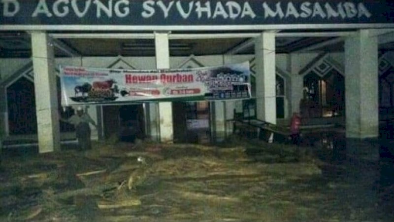 Masamba Diterjang Banjir, Mobil Terendam Lumpur di Depan Masjid Agung Syuhada