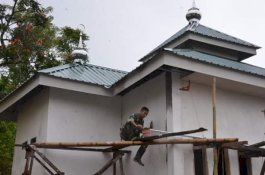 Gotong Royong Satgas TMMD Ke-108 Bersama Rakyat Rehab Musala di Bantaeng