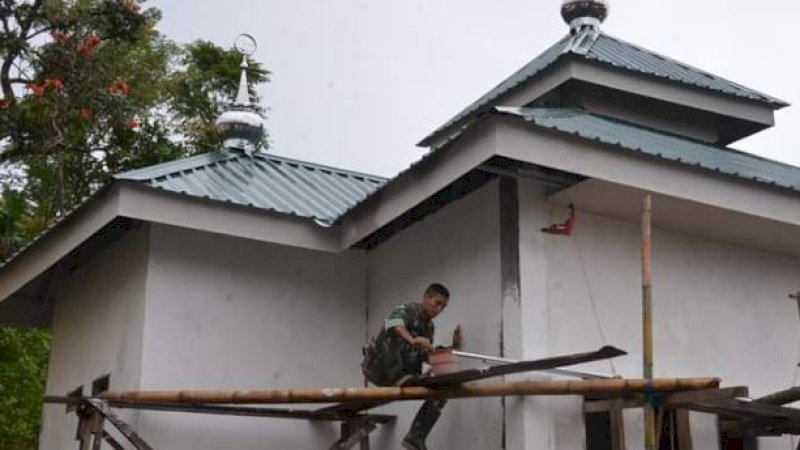 Perbaikan sarana ibadah menjadi salah satu sasaran fisik dalam TNI Manunggal Membangun Desa (TMMD) ke-108 tahun 2020 di Desa Labbo, Kecamatan Tompobulu, Kabupaten Bantaeng.