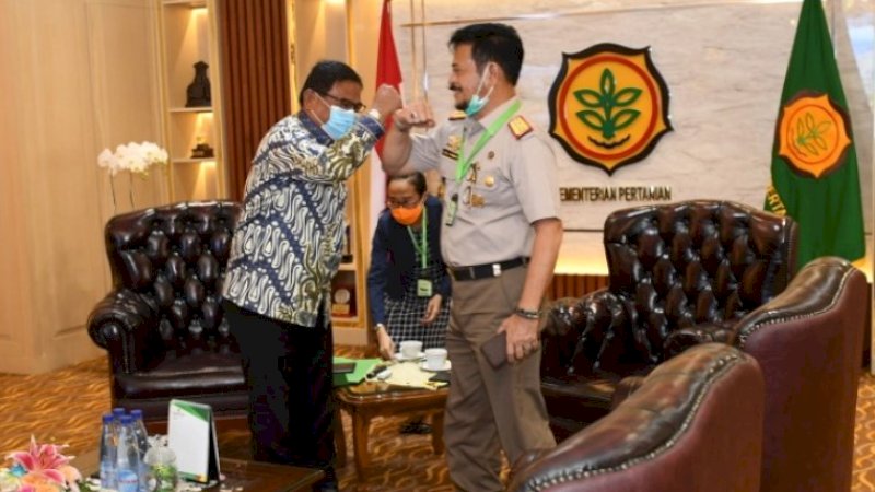 Wakil Bupati Kepulauan Talaud, Moktar Arunde Parapaga salam siku dengan Menteri Pertanian, Syahrul Yasin Limpo.