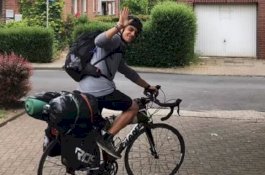 Pelajar Yunani Naik Sepeda Ribuan Mil Pulang ke Skotlandia dalam 48 Hari