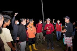 Tanpa Pencahayaan Listrik, Wagub Sulsel Tinjau Lutra di Tengah Banjir dan Jalanan Berlumpur