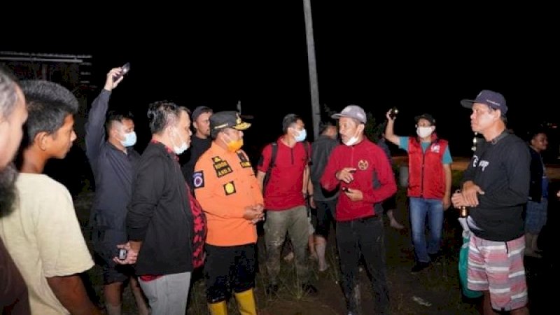 Di tengah kondisi jalanan berlumpur, Wakil Gubernur Sulawesi Selatan, Andi Sudirman Sulaiman meninjau lokasi banjir bandang di Kabupaten Luwu Utara, Selasa (14/7/2020).