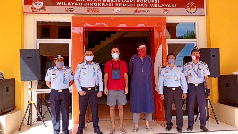 Rudenim Makassar saat akan melakukan proses pendeportasian terhadap seorang warga negara Bulgaria dan proses pemindahan seorang warga Amerika Serikat, pada Rabu (15/7/2020). Foto: IST