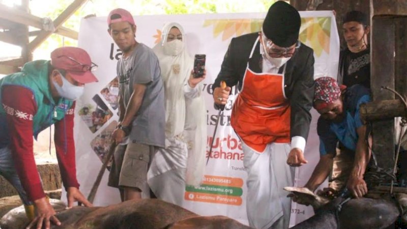 Lewat Lazismu, Taufan Pawe Sembelih Sendiri Hewan Kurbannya