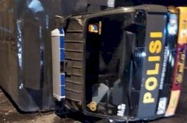 Ditabrak Sopir Mabuk, Truk Polisi Terbalik Sepulang Kawal Pemakaman Jenazah Covid-19