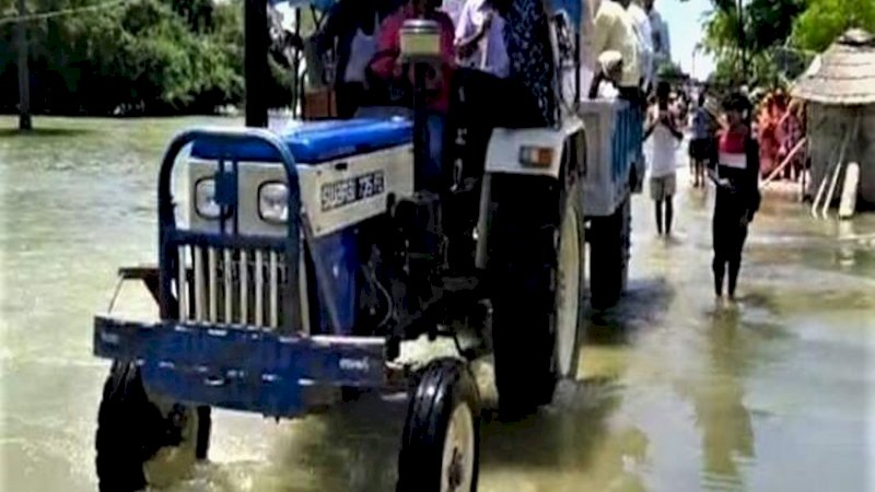 Rumah Pengantin Perempuan Terendam Banjir, Mempelai Pria Naik Traktor, Menikah di Atas Gedung