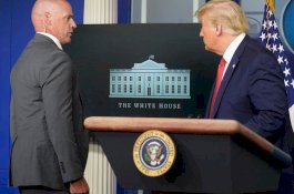 Trump Dikawal Keluar Gedung Usai Penembakan di Dekat Pagar Gedung Putih