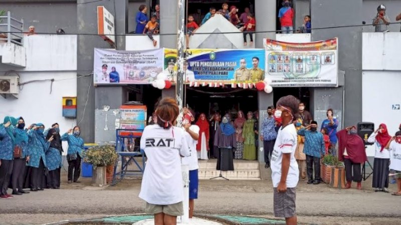 Erna Rasyid Taufan Terharu, Anak Pasar Kibarkan Merah Putih Tanpa Alas Kaki di Parepare