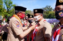 Sematkan Satya Lencana Pancawarsa II, Gubernur Sebut Wagub Andi Sudirman Muda dan Ganteng