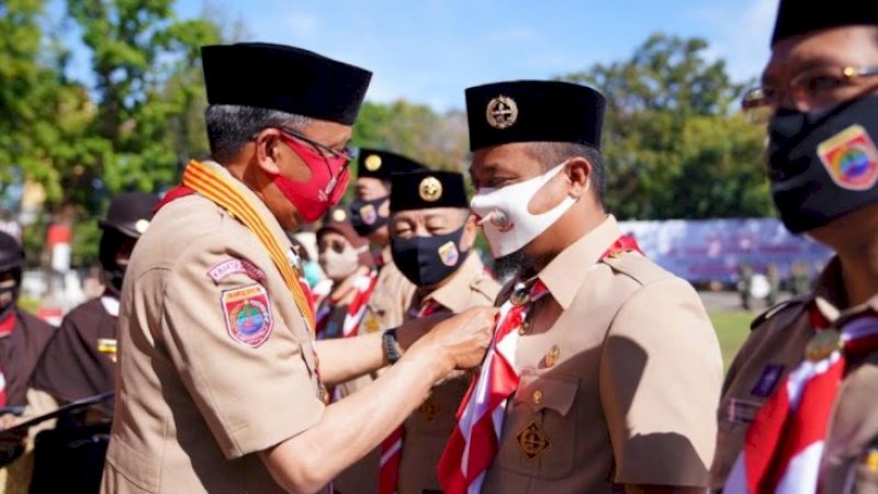 Sematkan Satya Lencana Pancawarsa II, Gubernur Sebut Wagub Andi Sudirman Muda dan Ganteng