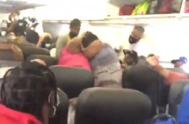 Dua Penumpang Perempuan Baku Hantam dalam Pesawat, Laki-Laki Hanya Menonton