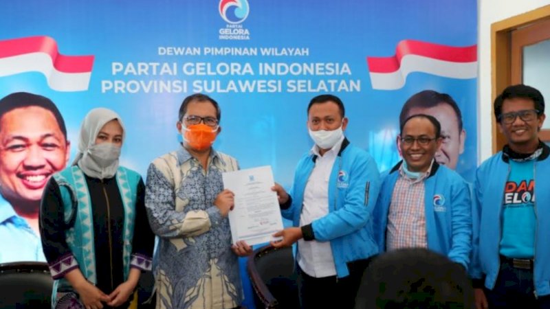 Syamsari Kitta menyerahkan rekomendasi kepada pasangan Danny-Fatma di sekretariat DPW Partai Gelora, Jalan Pelita Raya, Rabu (26/8/2020).