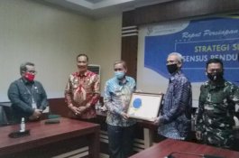 Bupati Wajo Terima Piagam Penghargaan Sensus Penduduk Online dari BPS Pusat