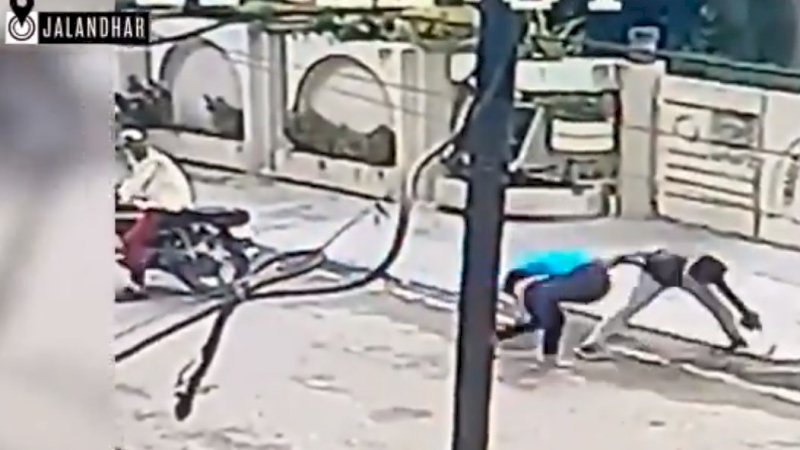 Rekaman CCTV aksi gadis taekwondoin yang selamat dari jambret.