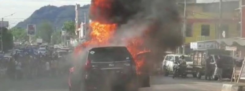 Mobil yang Tengah Melaju Tiba-Tiba Terbakar di Jembatan Pangkep, Ini Pengakuan Sopirnya