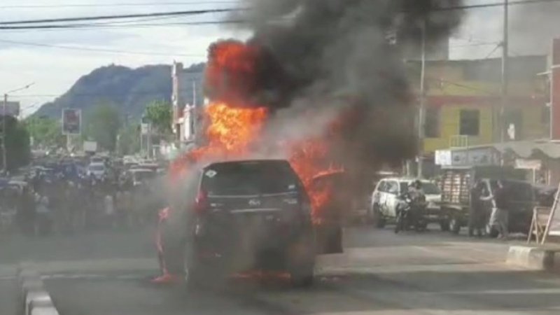 Mobil yang Tengah Melaju Tiba-Tiba Terbakar di Jembatan Pangkep, Ini Pengakuan Sopirnya