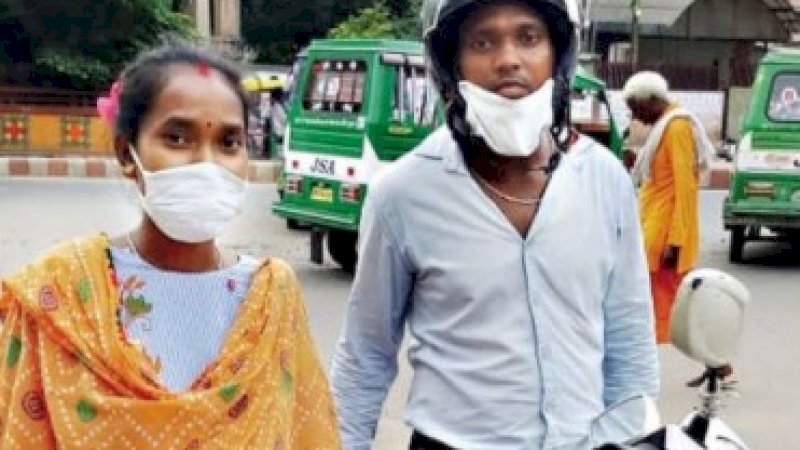 Dhananjay Kumar (kanan) dan istrinya.
