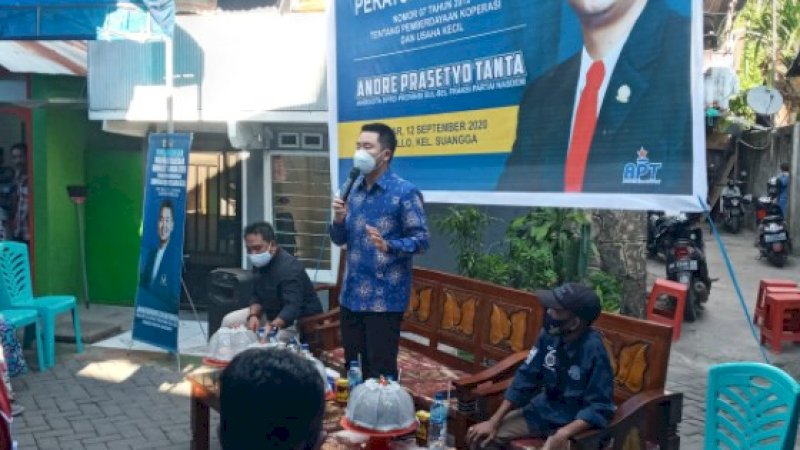 Legislator DPRD Sulsel dari Partai NasDem, Andre Prasetyo Tanta saat sosialisasi Perda Nomor 07 Tahun 2019 di Jalan Sunu, Kelurahan Suangga, Kecamatan Tallo, Makassar, Sabtu sore (12/9/2020).