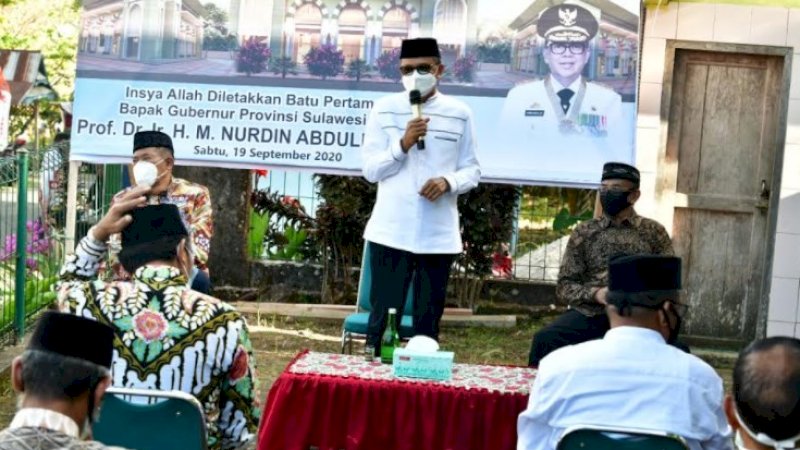 Letakkan Batu Pertama Renovasi Masjid di Bulukumba, Gubernur Sulsel Sumbang Rp1 Miliar