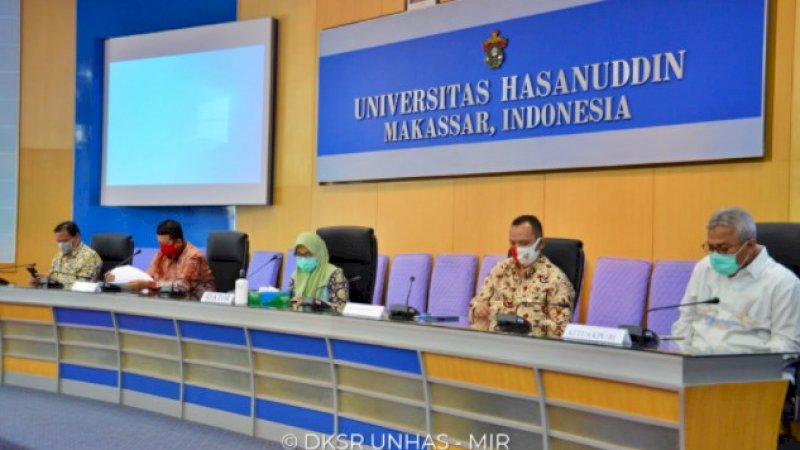 Ketua KPU RI, Arief Budiman (kanan) saat hadir di Unhas, Selasa (15/9/2020).
