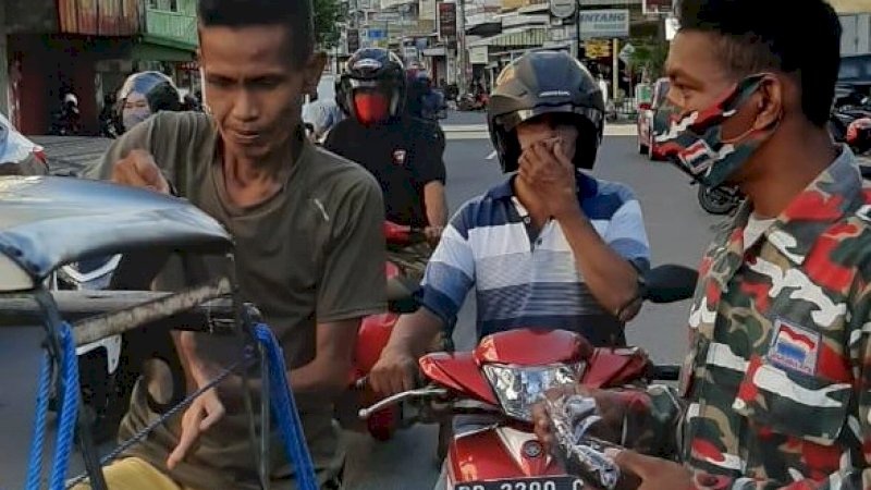 Juragan Kapal Pimpin LMP Parepare Bagi-Bagi Masker Jelang Pemberlakuan Sanksi Pelanggaran Protokol Covid-19
