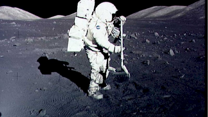 Pada 10 Desember 1972, gambar yang diperoleh dari NASA, astronot Harrison Schmitt mengumpulkan sampel batuan bulan di lokasi pendaratan Taurus-Littrow di bulan selama misi Apollo 17. (FOTO: AFP)