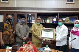 Perlindungan Tenaga Kerja Barru Masuk Tujuh Besar, Bupati Diganjar Penghargaan Paritrana Award