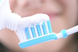 Pegangannya Lepas, Sikat Gigi Bersarang di Perut Pria Ini Tanpa Sengaja