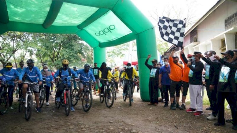 Lepas Peserta Fun Bike World Heart Day, Wagub Sulsel Bagi-Bagi Hadiah