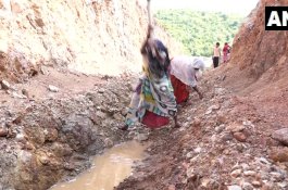 Kekeringan, 250 Perempuan Belah Bukit Selama 18 Bulan demi Alirkan Air ke Kampung Mereka