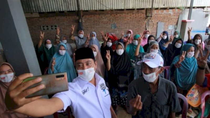 Rahman Bando berswafoto dengan warga Bakung, Kecamatan Biringkanaya.