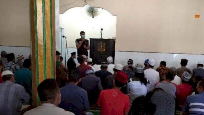Awang Darmawan mensosialisasikan penerapan protokol kesehatan di masjid.