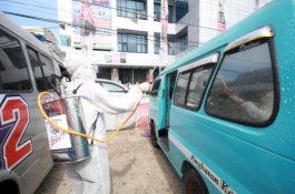 Satgas Kesehatan Appi-Rahman Sterilkan Petepete, Sopirnya Dibekali Masker untuk Penumpang