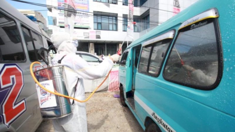 Satgas Kesehatan Appi-Rahman Sterilkan Petepete, Sopirnya Dibekali Masker untuk Penumpang