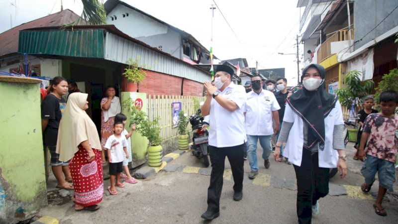 Calon wali kota Makassar, Munafri Arifuddin didampingi anggota DPRD Makassar, Rezky.