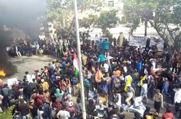 Blokade Jalan Poros, Pengunjuk Rasa di Jeneponto Sempat Ribut dengan Polisi