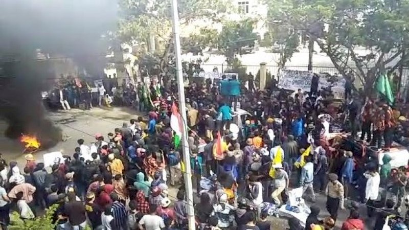 Blokade Jalan Poros, Pengunjuk Rasa di Jeneponto Sempat Ribut dengan Polisi