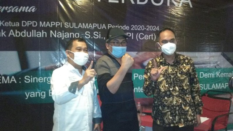Dua bakal calon ketua Mappi Sulamapua, Abdullah Najang (kanan) dan Iki Paseru (kiri) mengapit Ketua DPD Mappi Sulamapua periode 2016-2020, Ahmad Syawal di Red Corner, Jumat malam (9/10/2020).