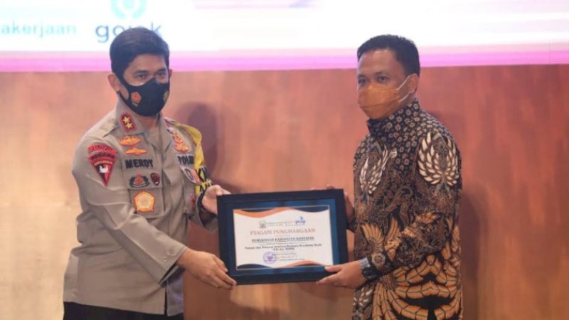Kapolda Sulsel, Irjen Pol Merdisyam menyerahkan penghargaan DPMPTSP terbaik kepada Bupati Bantaeng, H Ilham Azikin.