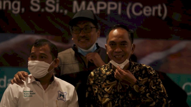 Ketua Mappi Sulamapua periode 2020-2024, Ahmad Syawal merangkul dua calon penerusnya, Abdullah Najang (kanan) dan Iki Paseru.
