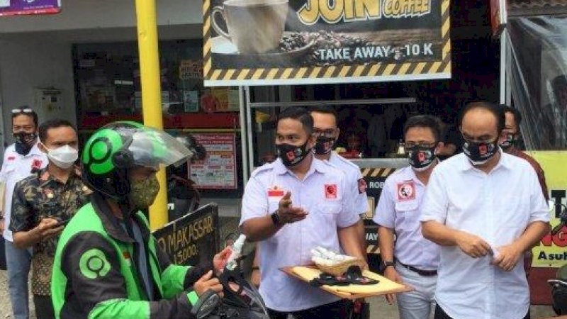 Kunker ke Makassar, Budi Arie Setiadi Bagi-Bagi Masker sebagai Ketua Umum Projo