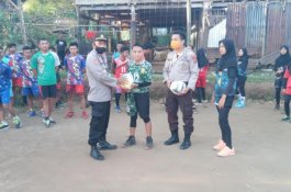 Dukung Pengembangan Olahraga, Kapolsek Tompobulu Sumbang Bola kepada Atlet Voli Bantaeng
