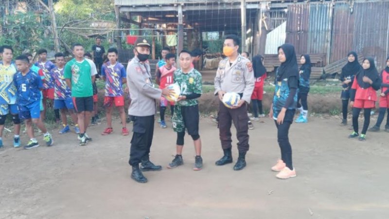Dukung Pengembangan Olahraga, Kapolsek Tompobulu Sumbang Bola kepada Atlet Voli Bantaeng