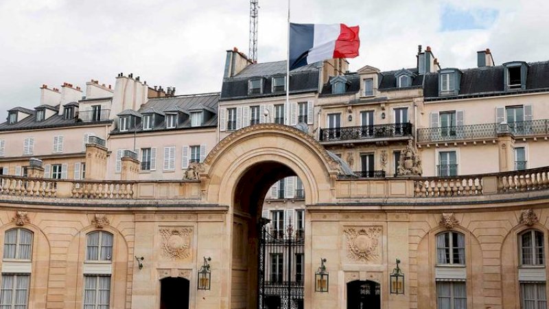 Bendera Prancis berkibar setengah tiang di Istana Elysee di Paris untuk menghormati guru sejarah yang terbunuh, Samuel Paty. (FOTO: AFP)
