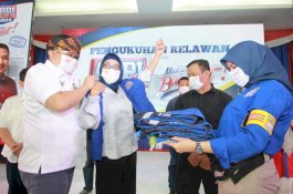 Sematkan Ikat Kepala Kampurui ke Erwin Aksa, Kerabat Buton, Mandar, dan Jawa Dukung Appi-Rahman